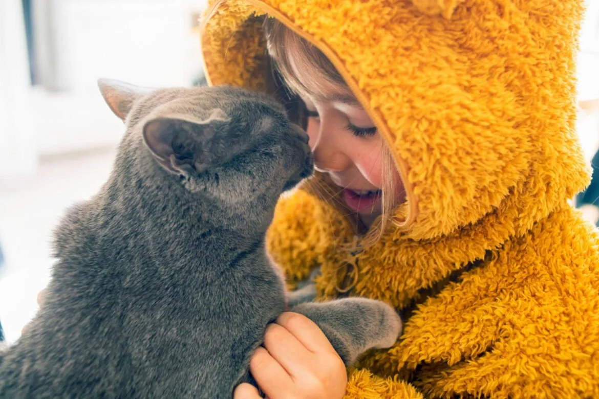 Ar katės ir kūdikiai gali būti draugais?