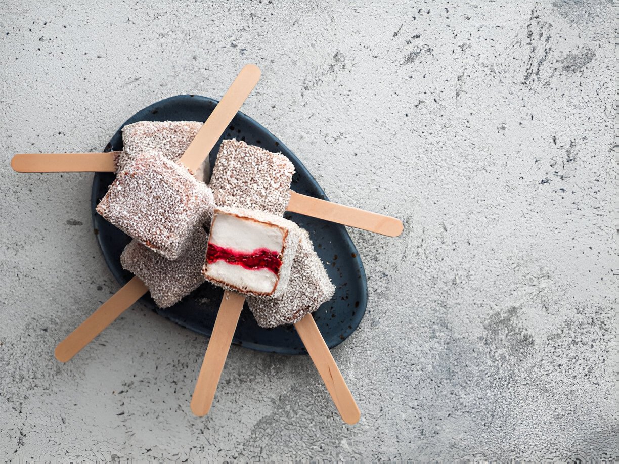 Nekeptas Lamington ledų tortas su braškėmis ir vanile