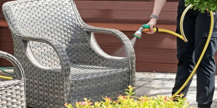 Lengvi būdai išvalyti lauko baldus