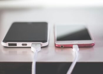 Jei nuolat pamiršti telefono įkroviklį kelionėse, tau pravers ši gudrybė