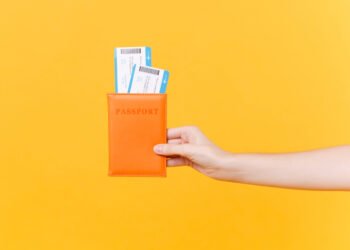 Lėktuvuose keleiviams pradėtos dalinti „geltonosios kortelės“: ką tai reiškia