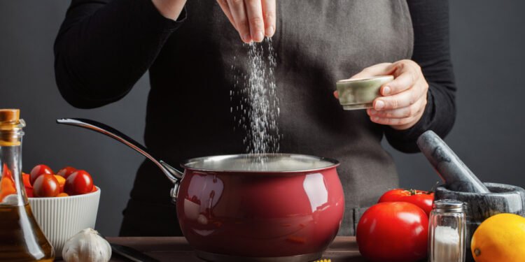 Kodėl makaronus reikia virti pasūdytame vandenyje: mokslinis paaiškinimas