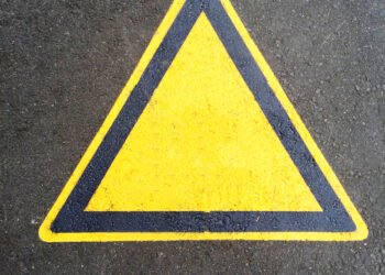 Ką iš tikrųjų reiškia trikampiai lipdukai virš jūsų lėktuvo sėdynės