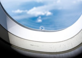 Kodėl kai kuriuose lėktuvų langeliuose yra mažos skylutės