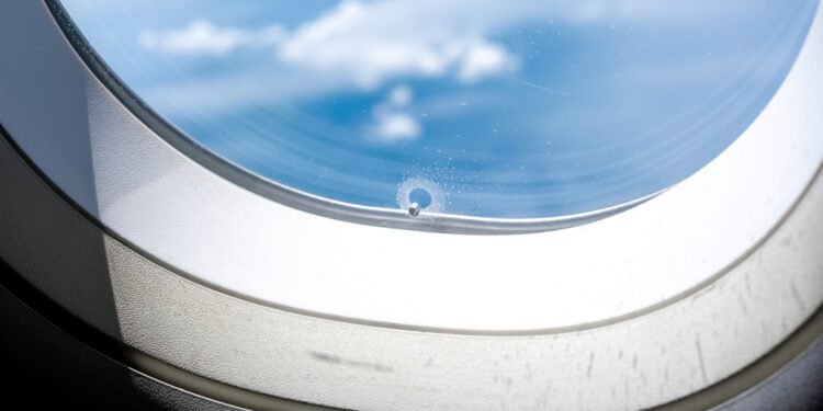 Kodėl kai kuriuose lėktuvų langeliuose yra mažos skylutės