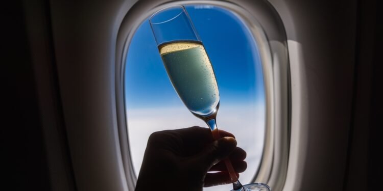 Gėrimas, kurį visada verta užsisakyti lėktuve