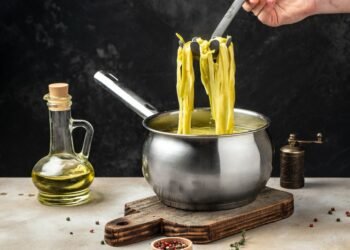 Kodėl niekada nereikėtų pilti aliejaus į makaronų vandenį