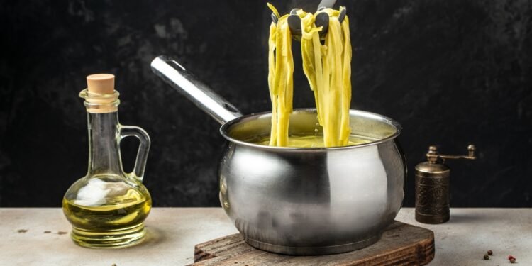 Kodėl niekada nereikėtų pilti aliejaus į makaronų vandenį
