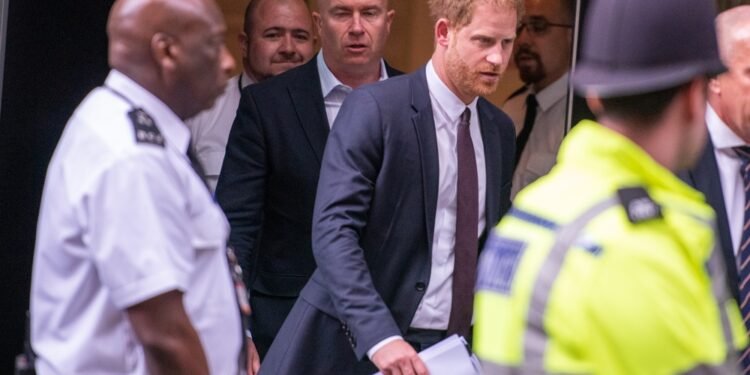 Ką iš tiesų gali reikšti princo Harry neįprastas rankos gestas