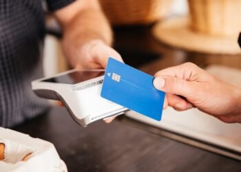 Jei atsiskaitote debeto kortele kaip kredito – švaistote pinigus: štai kodėl