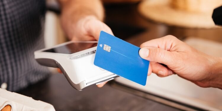 Jei atsiskaitote debeto kortele kaip kredito – švaistote pinigus: štai kodėl