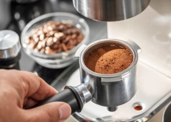 Štai kaip iš tikrųjų reikia įdėti kavos filtrą (nors beveik niekas to nedaro)