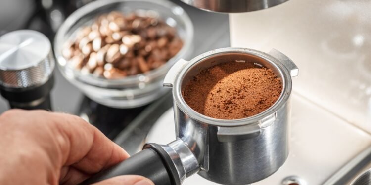 Štai kaip iš tikrųjų reikia įdėti kavos filtrą (nors beveik niekas to nedaro)