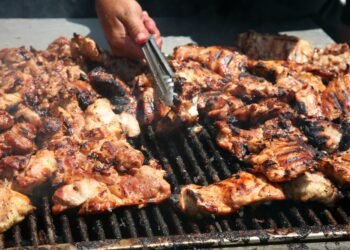 Skanios šonkauliukai ir pagalbos rankos: „Mark BBQ“ išdalijo 170 000 porcijų stokojantiems