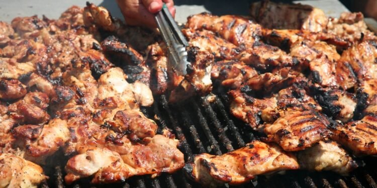 Skanios šonkauliukai ir pagalbos rankos: „Mark BBQ“ išdalijo 170 000 porcijų stokojantiems