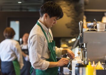 Štai, kiek iš tikrųjų uždirba „Starbucks“ darbuotojai