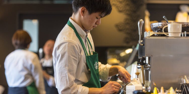 Štai, kiek iš tikrųjų uždirba „Starbucks“ darbuotojai