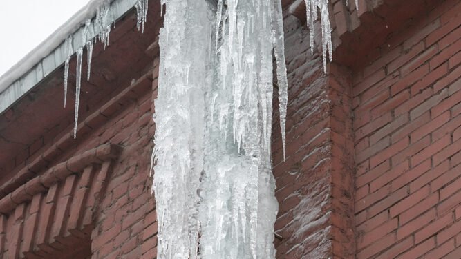 10 būdų, kaip atitirpinti užšalusius vamzdžius, kad jie nesprogtų ir nesugadintų namų
