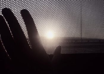 Kodėl automobilių langų kraštuose būna juodi taškeliai