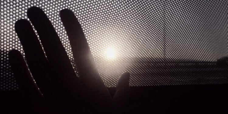 Kodėl automobilių langų kraštuose būna juodi taškeliai