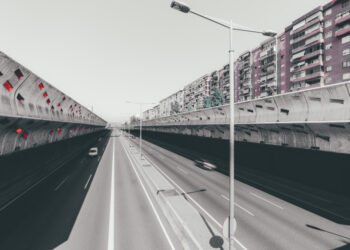 Štai kodėl greitkelių pakraščiuose stovi betoninės sienos (ir tai nėra dėl saugumo)