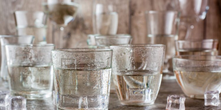 Išgeriant tiek stiklinių vandens, per dieną per savaitę sudeginama 490 kalorijų