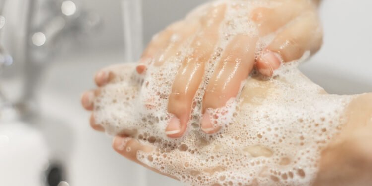 Jei pamirštate nusiplauti rankas po sąlyčio su pinigais – štai kodėl turėtumėte to nedaryti