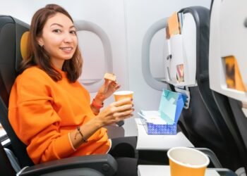 Štai kodėl niekada nereikėtų valgyti lėktuve (ir priežastis – ne prastas skonis!)