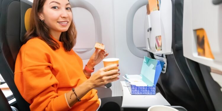 Štai kodėl niekada nereikėtų valgyti lėktuve (ir priežastis – ne prastas skonis!)