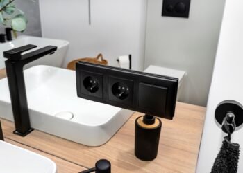 Kodėl kai kurių vonios kambarių šviesos jungikliai būna įrengti už durų?