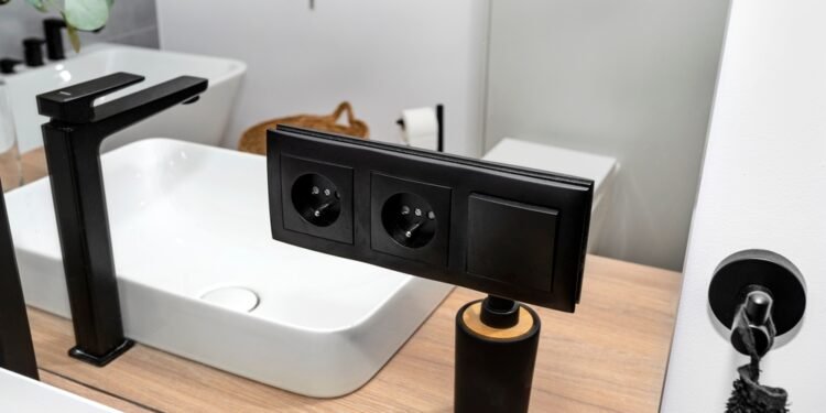 Kodėl kai kurių vonios kambarių šviesos jungikliai būna įrengti už durų?