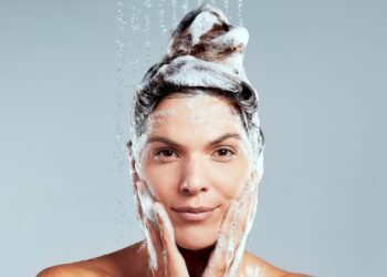Kodėl veido geriau neplauti po dušu