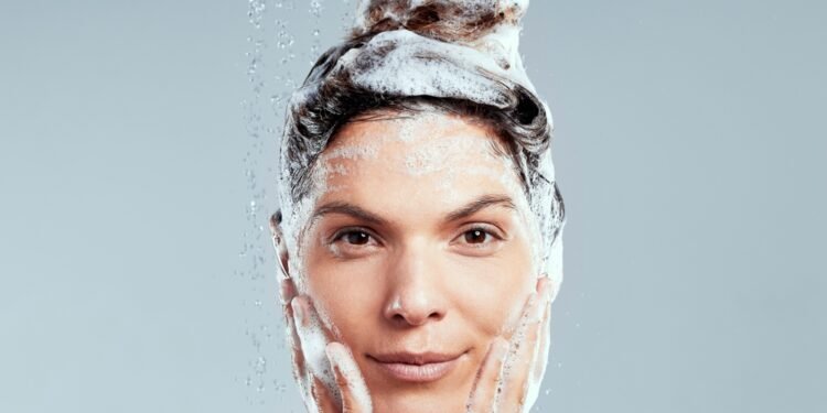 Kodėl veido geriau neplauti po dušu
