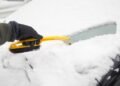 Saugiausias (ir greičiausias!) būdas nuvalyti sniegą nuo automobilio