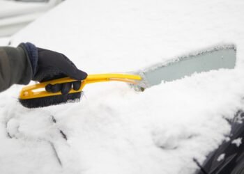 Saugiausias (ir greičiausias!) būdas nuvalyti sniegą nuo automobilio