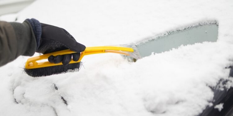 Saugiausias (ir greičiausias!) būdas nuvalyti sniegą nuo automobilio
