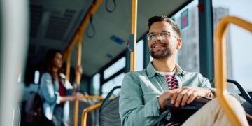 Kaip į dušo stotį paverstas miesto autobusas padeda benamiams atgauti orumą