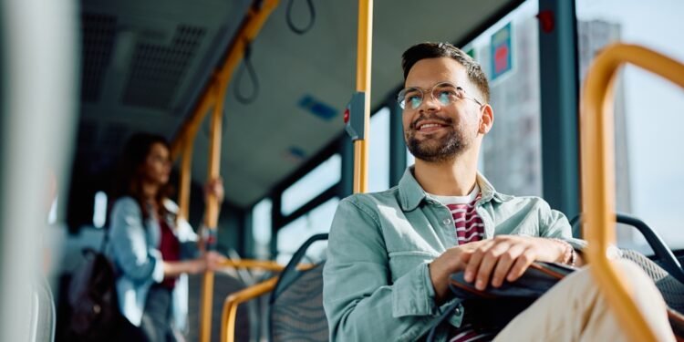 Kaip į dušo stotį paverstas miesto autobusas padeda benamiams atgauti orumą