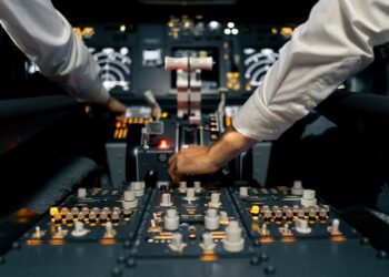 Įspėjimas: Lėktuvuose yra slapta mygtukas, pakeliantis sėdynių porankius praėjimo pusėje