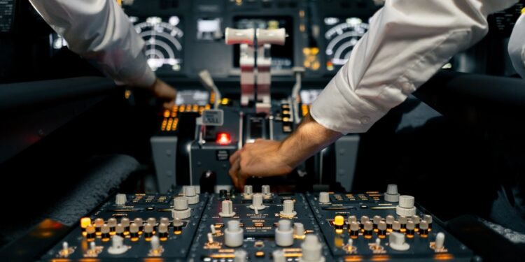 Įspėjimas: Lėktuvuose yra slapta mygtukas, pakeliantis sėdynių porankius praėjimo pusėje