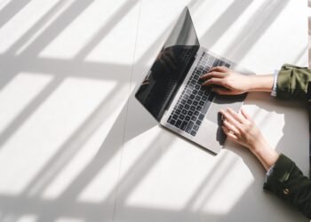 Kodėl kompiuterio klaviatūros raidės nesudėliotos abėcėlės tvarka