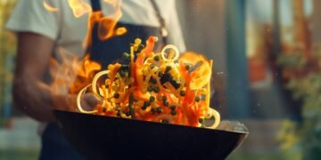 Kodėl profesionalūs virėjai niekada nenaudoja mikrobangų krosnelės atšildymo funkcijos