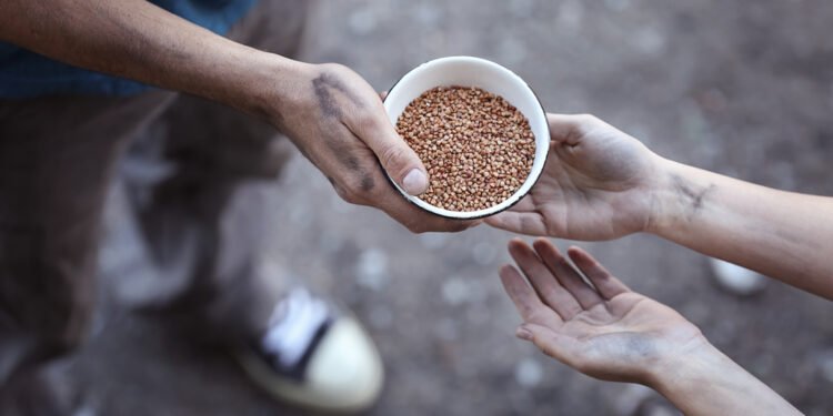 Savaitės mažasis geradarys: mergaitė dalijasi maistu su benamiu