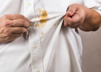 Kaip išvalyti kavos dėmes iš drabužių