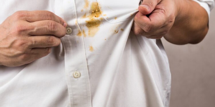 Kaip išvalyti kavos dėmes iš drabužių