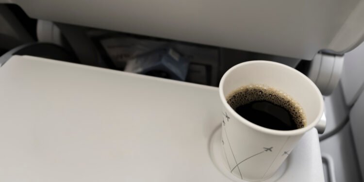 Šlykšti priežastis, kodėl lėktuve niekada nevertėtų užsisakyti kavos ar arbatos