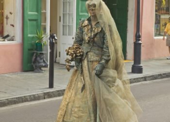 Štai kodėl pietų nuotakos prieš vestuves užkasa burbono butelį