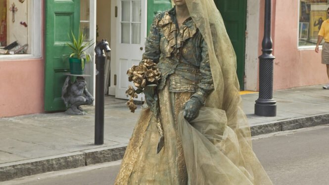 Štai kodėl pietų nuotakos prieš vestuves užkasa burbono butelį