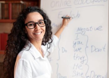 Keista gramatikos taisyklė, dėl kurios sakome „flip flop“, o ne „flop flip“