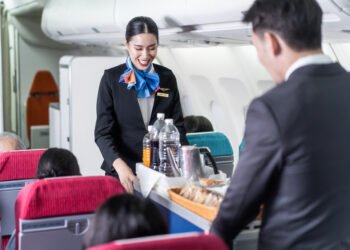 Štai pats erzinančiausias gėrimas, kurio galite paprašyti lėktuve, pasak skrydžio palydovo